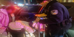 巡逻民警贴心救助彰显冰城公安温度