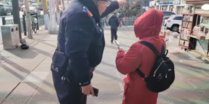 南岗公安分局民警巡逻中暖心服务游客与群众 细微之处彰显警民鱼水情