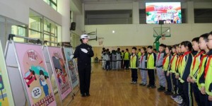 春风护学暖人心  冰城公安筑牢校园周边交通安全防线