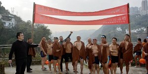 川东坝子成立冬泳俱乐部 50余名泳友畅游乌江迎新年